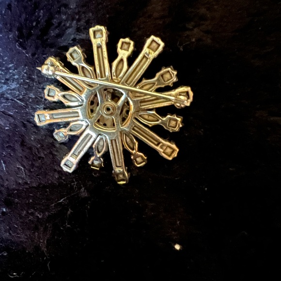 Snowflake pin made well of crystals and rhinestones. Beautiful piece for winter - Picture 3 of 3